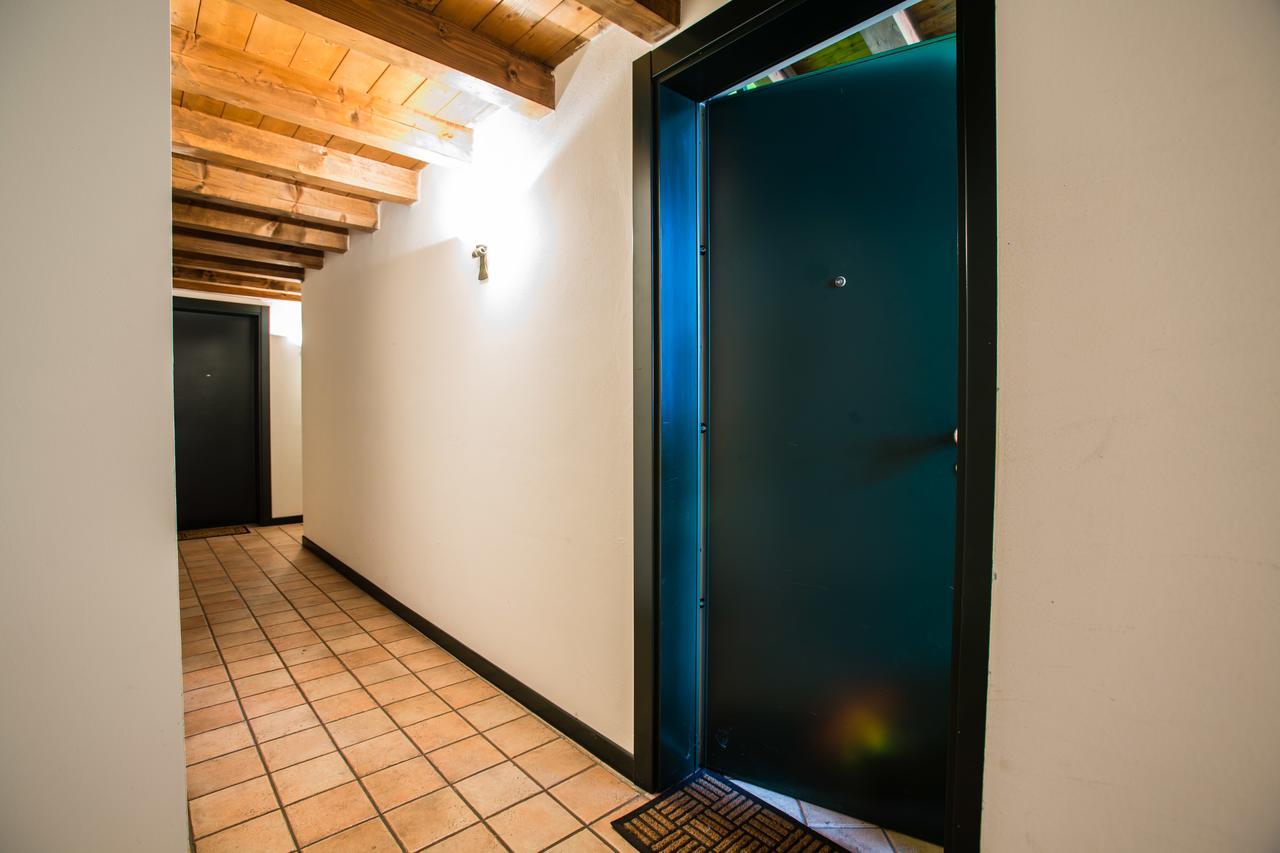 Gardappartamenti Carducci City Centre デセンツァーノ・デル・ガルダ エクステリア 写真